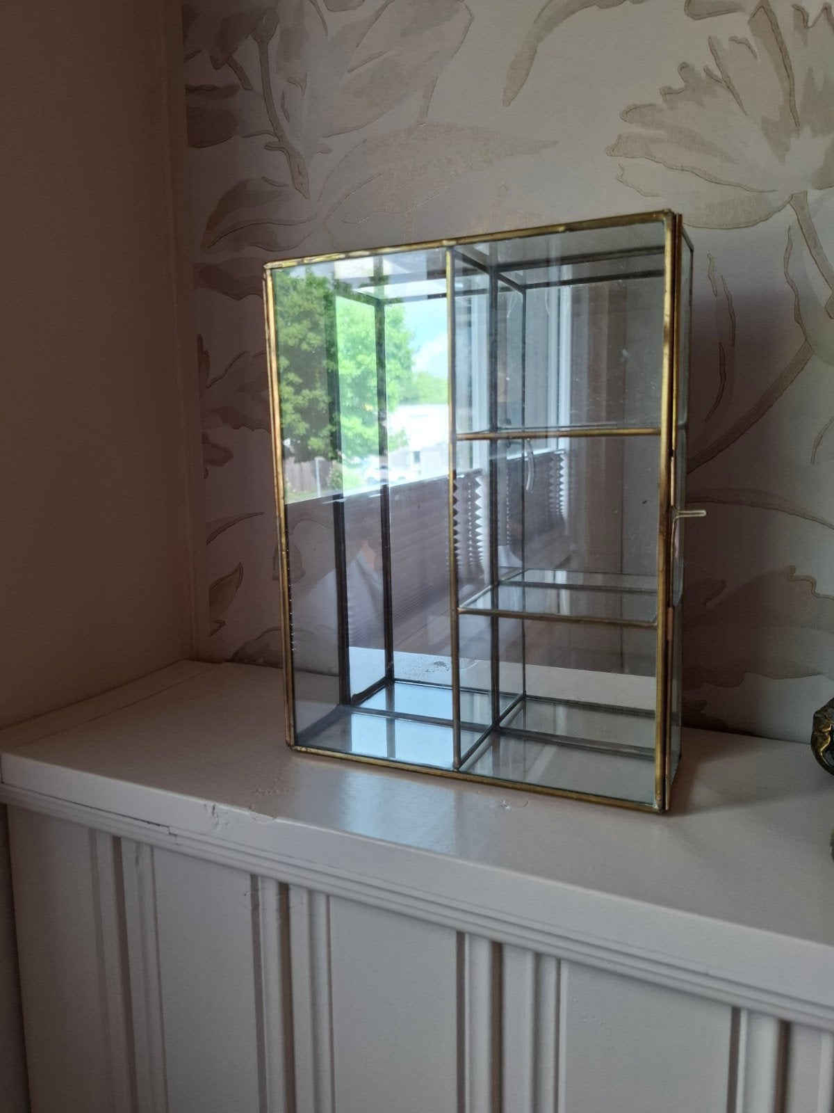 een kleine glazen hang vitrinekastje te koop, Minder dan 50 cm, Ophalen of Verzenden, Glas, Vinted