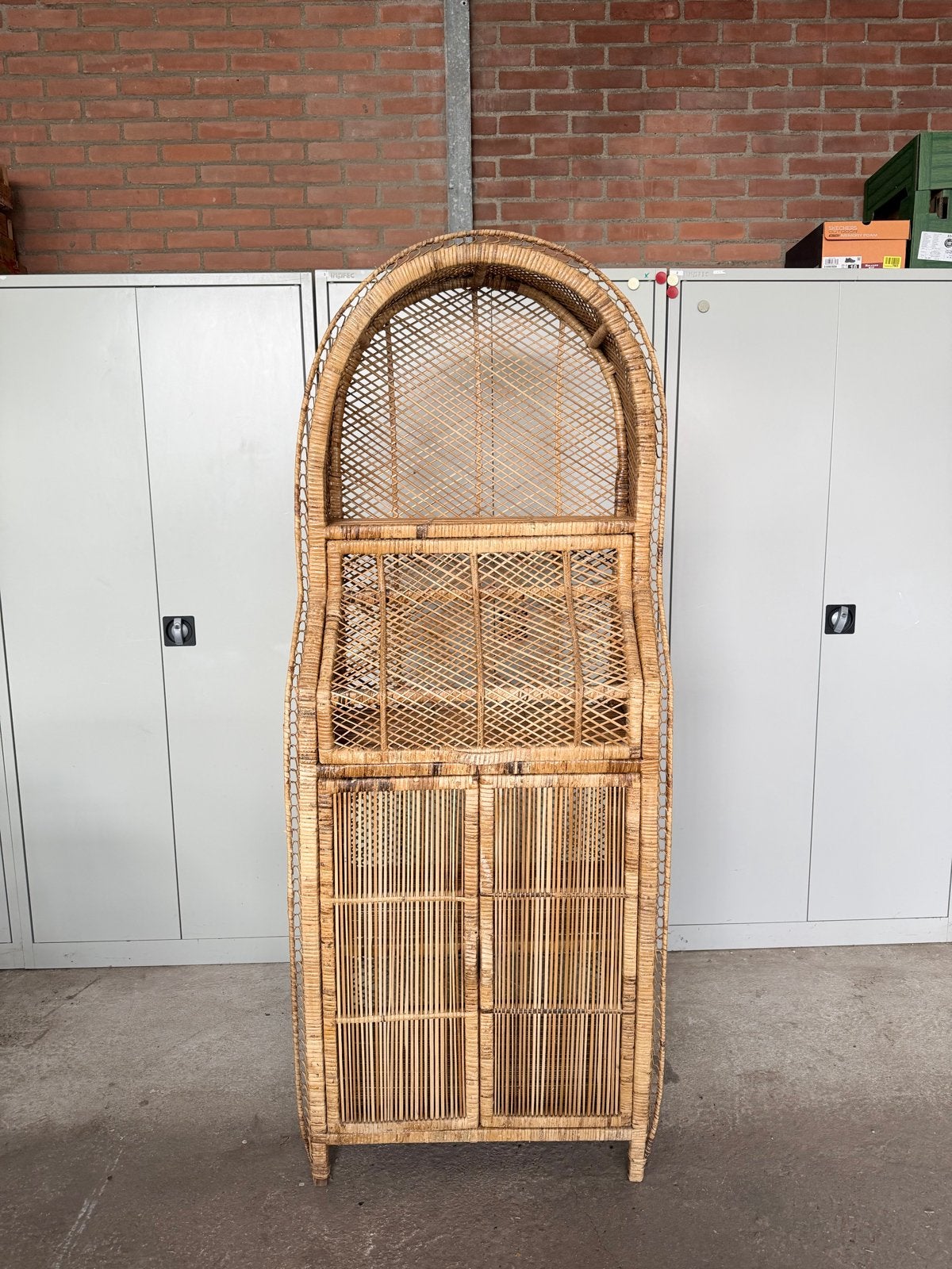 Vintage rotan kast met boog, Ophalen, Gebruikt