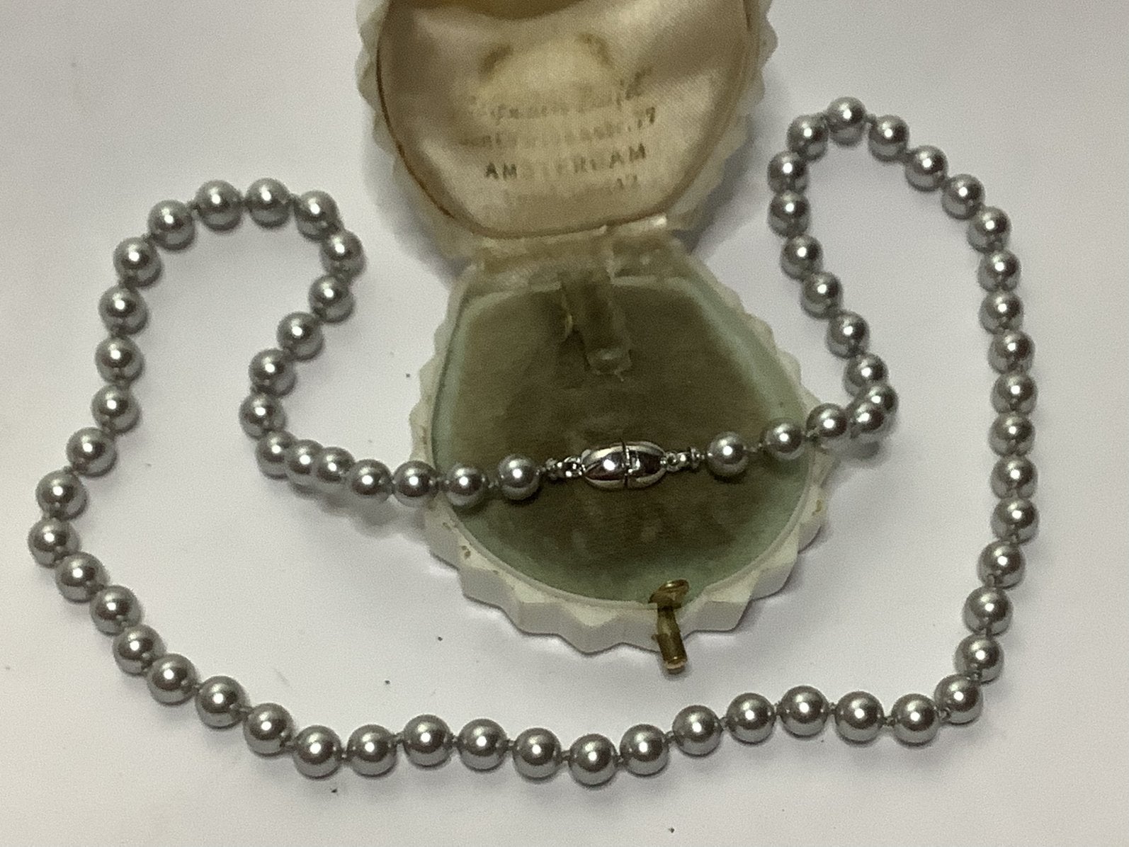 PRACHTIGE ORIGINELE MONET GRIJZE GEKNOOPTE PARELKETTING, Verzenden, Overige materialen, Ketting