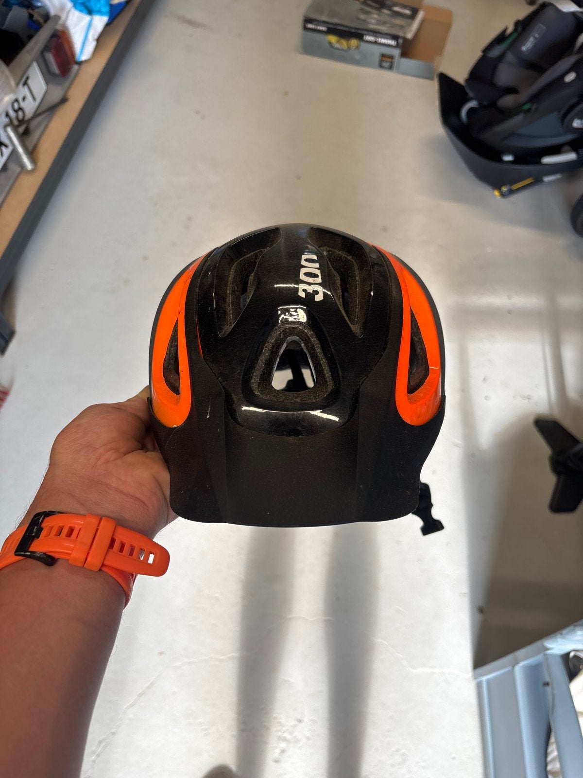 B'TWIN Fietshelm 300 Zwart/Oranje - Maat M, Ophalen, Gebruikt, M, Heer of Dame