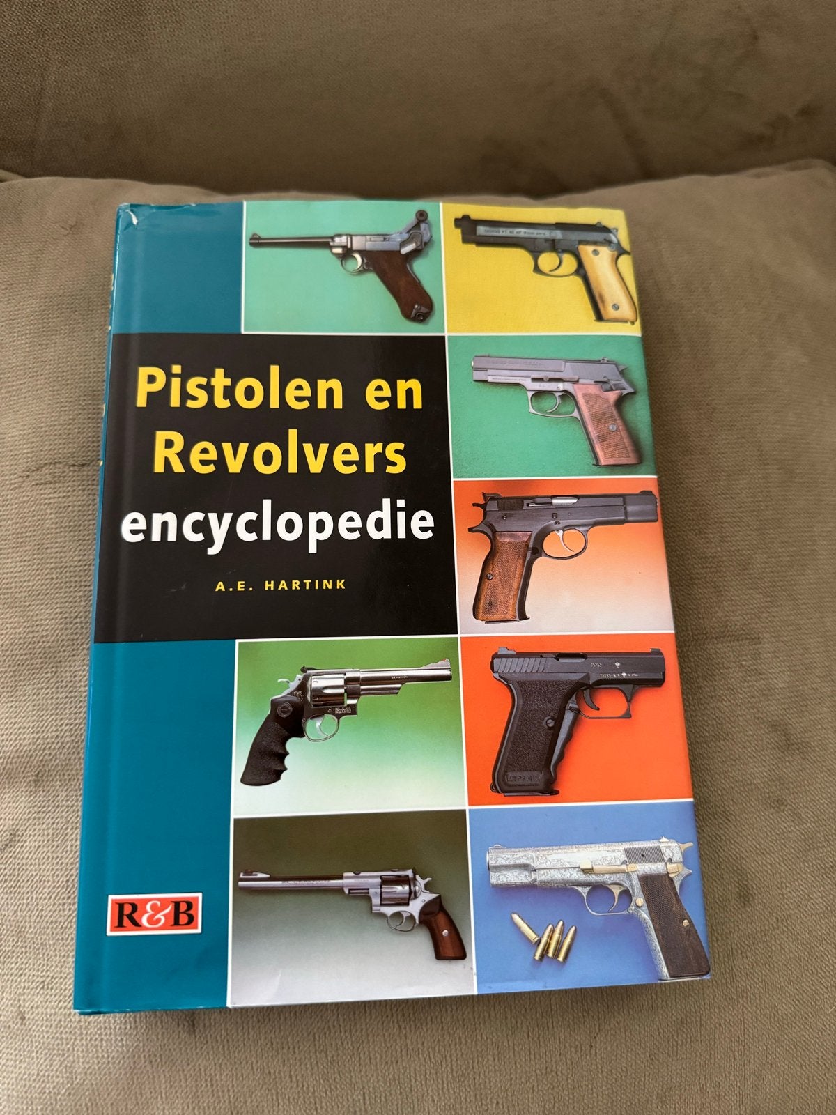 Pistolen en Revolvers encyclopedie - A.E. Hartink, Ophalen of Verzenden, Zo goed als nieuw