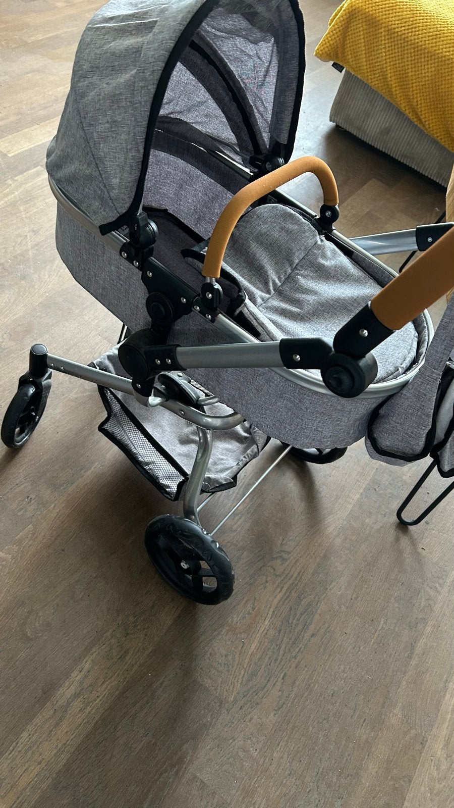 Grijze poppenwagen met verstelbare duwstang, Kinderen en Baby's, Speelgoed | Poppen, Ophalen of Verzenden, Zo goed als nieuw