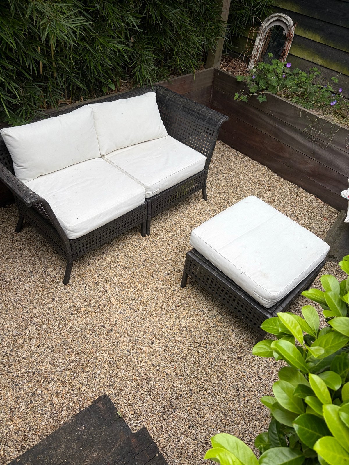 Moderne Loungeset 2-3 Zitplaatsen met Witte Kussens, Tuin en Terras, Tuinsets en Loungesets, Ophalen, Gebruikt, 3 zitplaatsen