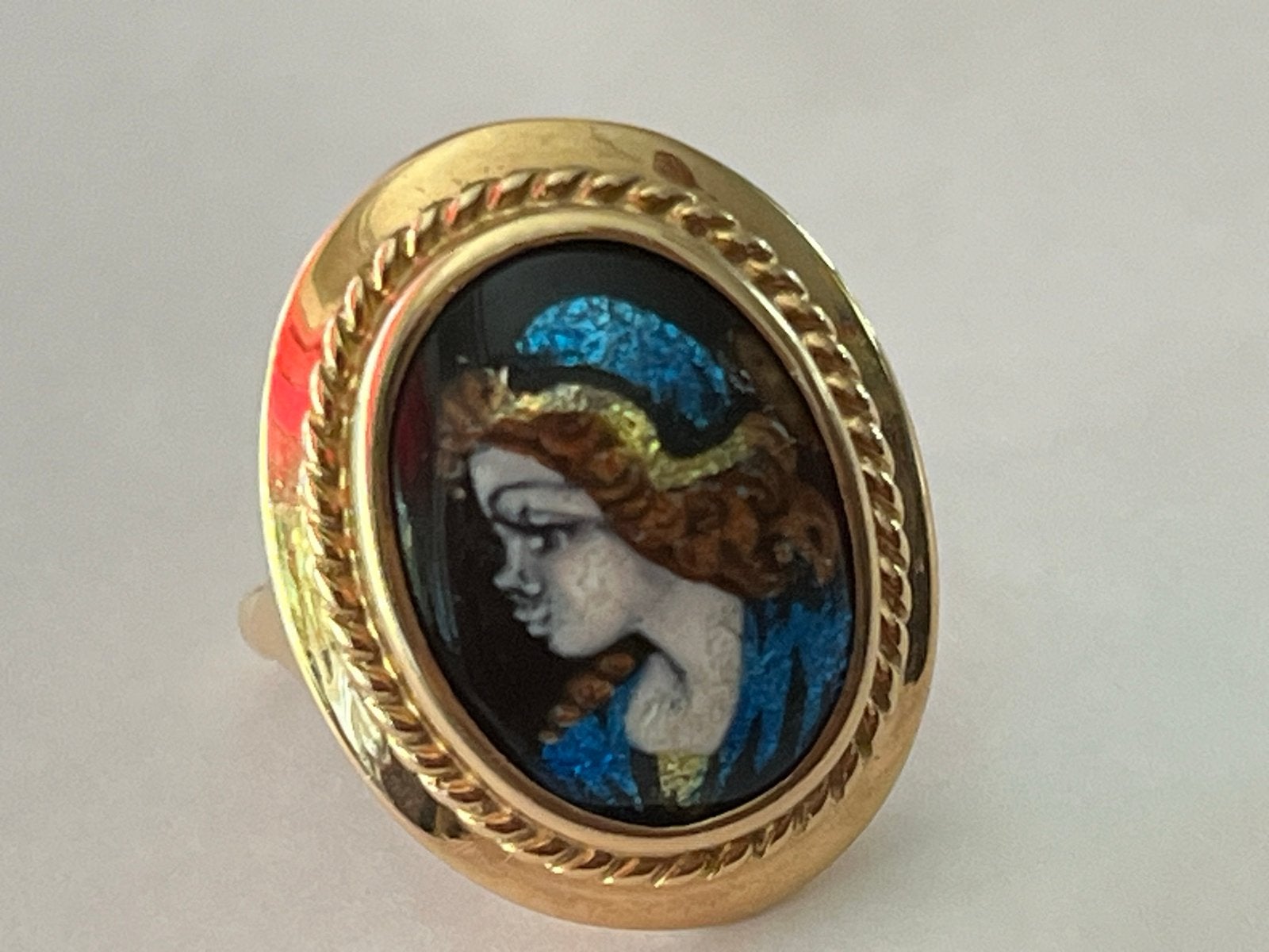 Gouden ring met emaille portret dame, Limoges, 14 CT, maat 1, Sieraden, Tassen en Uiterlijk, Verzenden, Dame, Goud, Goud