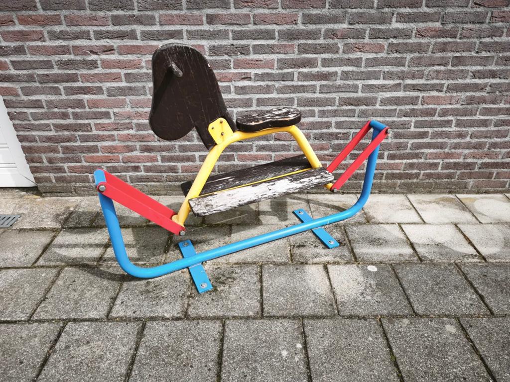 Zeer degelijk metalen hobbelpaard, Ophalen