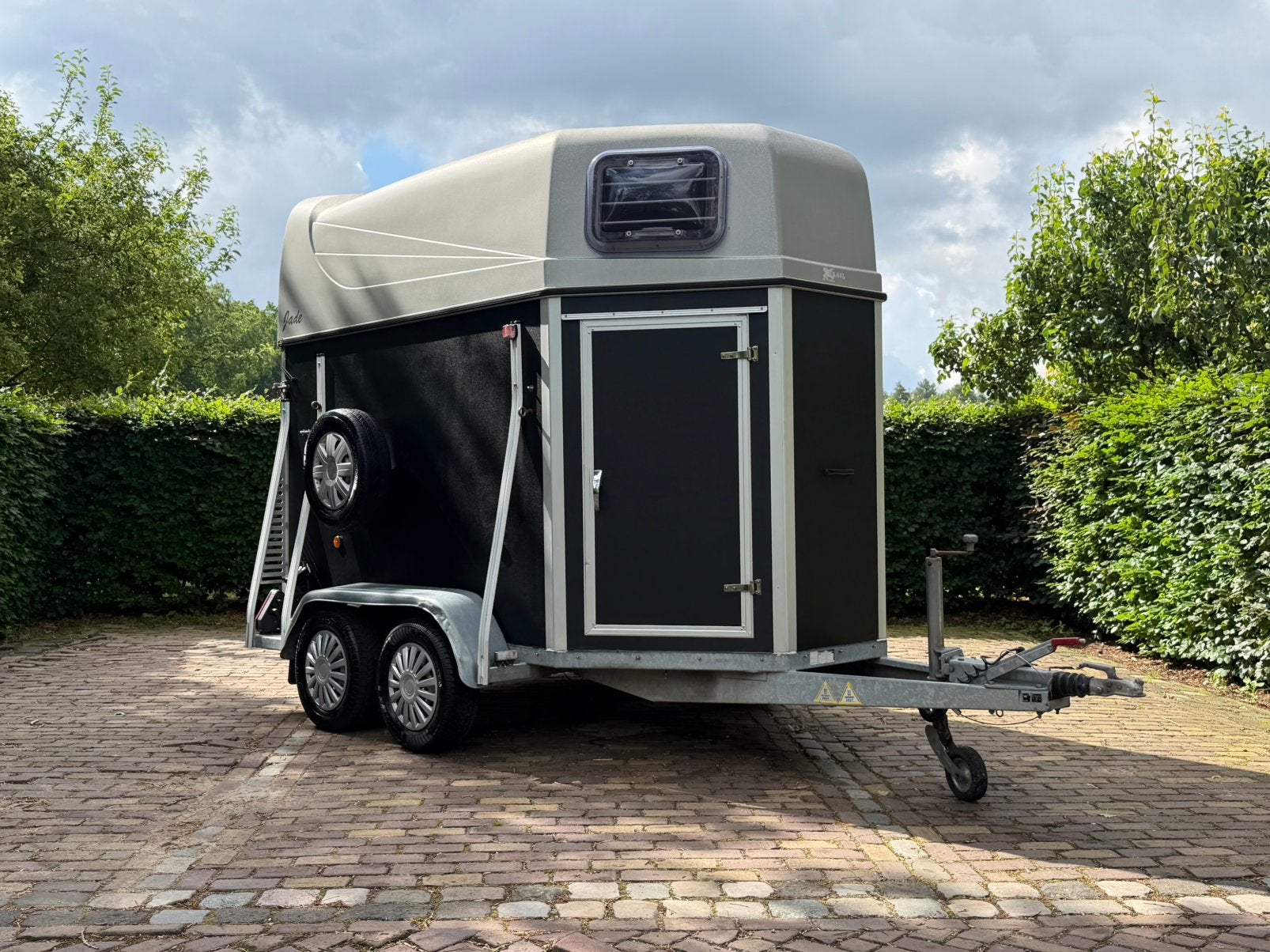 Nette 2 paards xxtrail met aluminium bodem en zadelkamer
