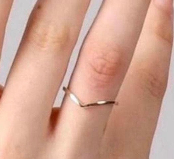 Cos Zilveren ring met V vorm, dunne ring, kleine maat 16/17, Ophalen of Verzenden, Dame, Zilver, Zilver