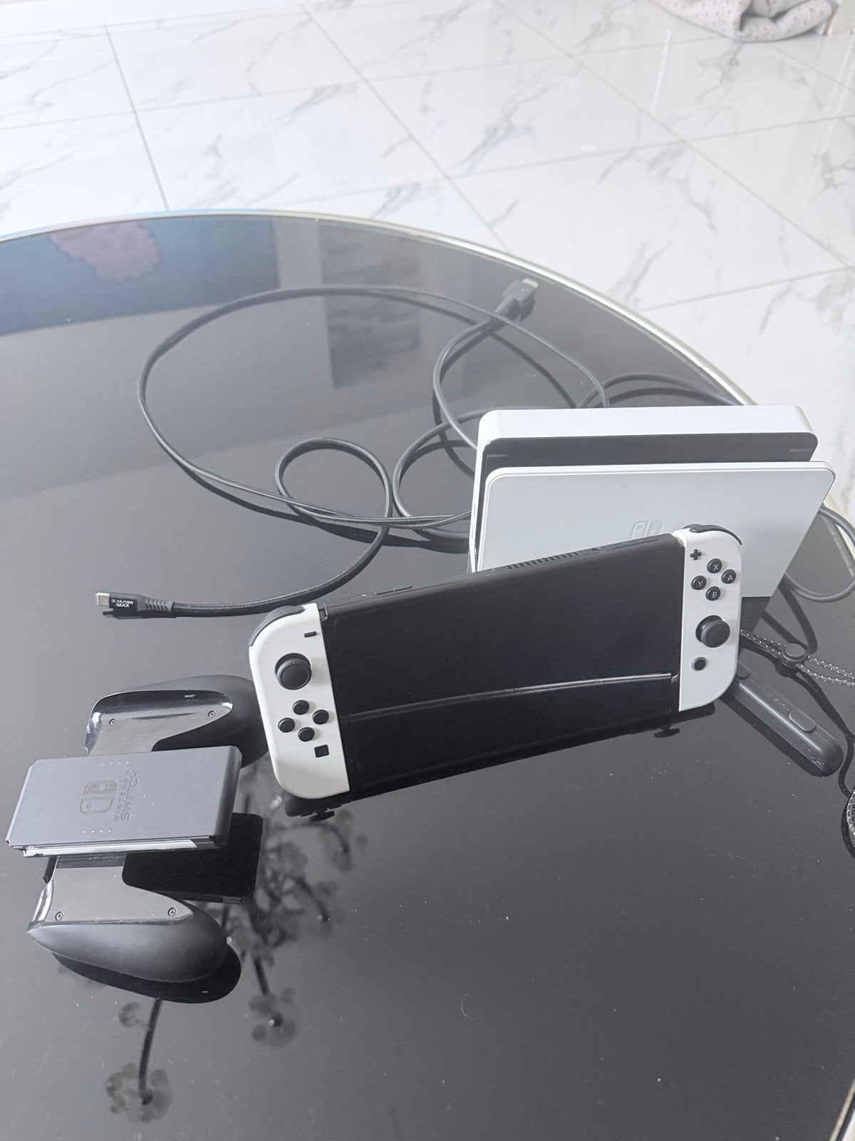 Nintendo Switch OLED Wit met Dock en Accessoires, Spelcomputers en Games, Ophalen of Verzenden, Zo goed als nieuw, Met 2 controllers