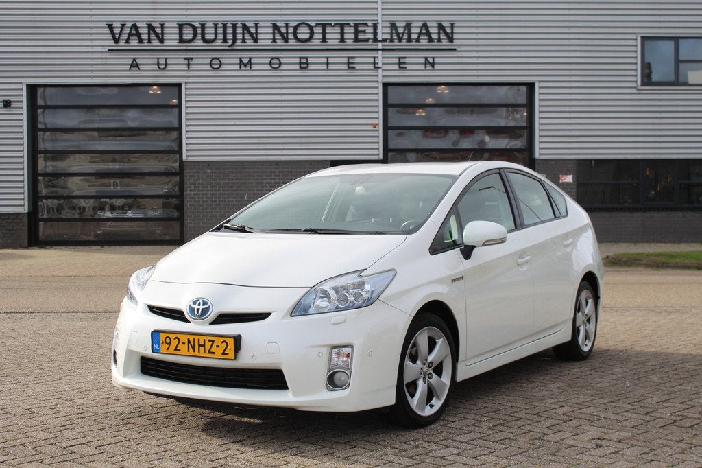 Toyota Prius 1.8 Dynamic / Leer / HUD / JBL / Camera / N.A.P, Auto's, Toyota, Gebruikt, Zwart, 4 cilinders, Wit