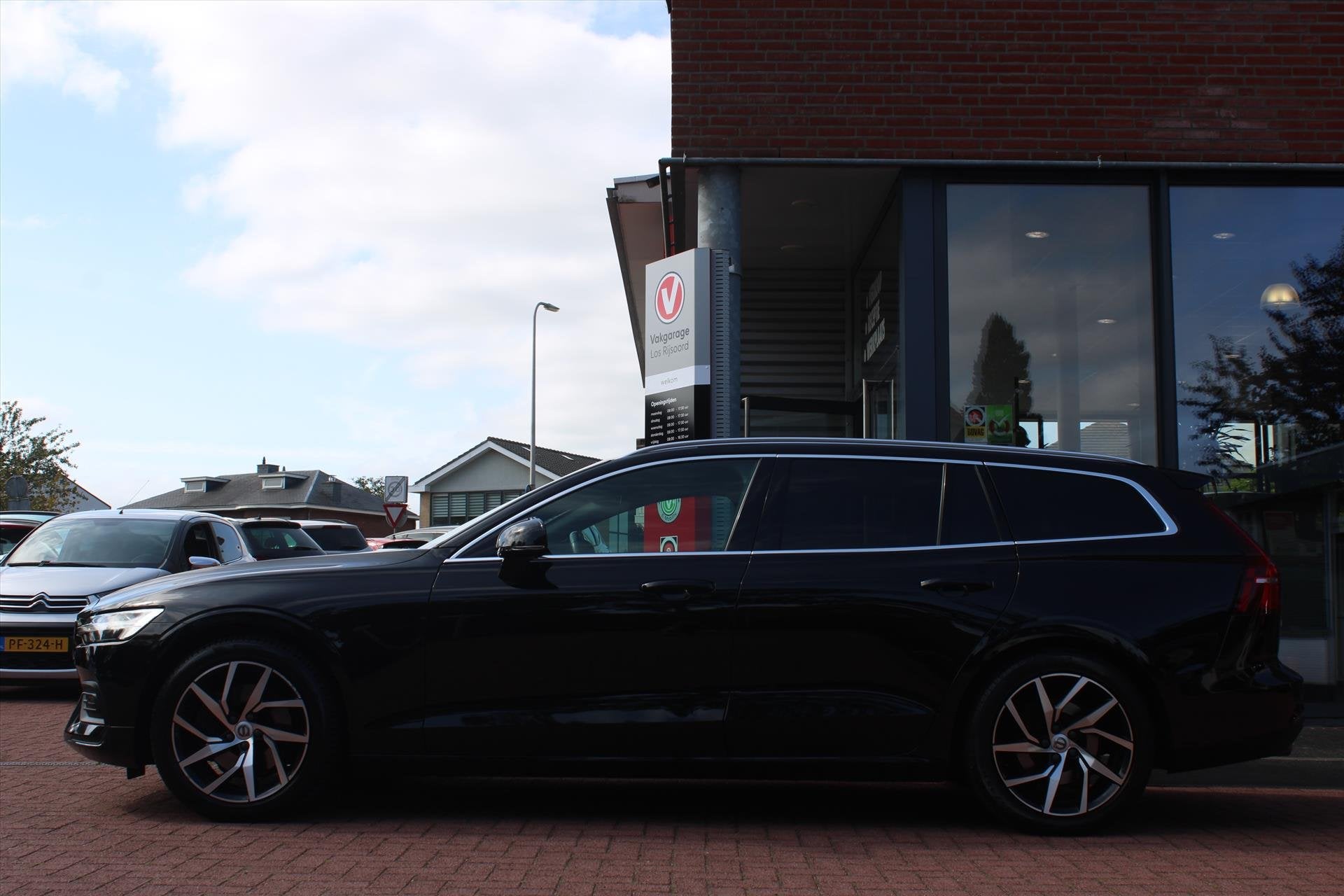 VOLVO V60 T4 *Momentum Pro* | 190PK | Camera | Vol- Leder |, 1969 cc, Zwart, 1603 kg, 93 €/maand