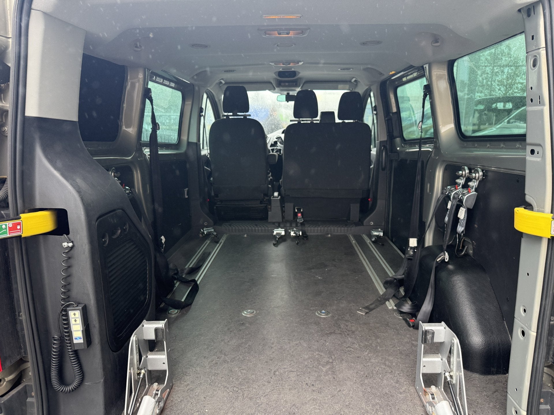 Ford Transit Custom 3+1 Rolstoelbus 310 2.2 TDCI L1H1 Ambien, Voorwielaandrijving, Euro 5, Gebruikt, Zwart