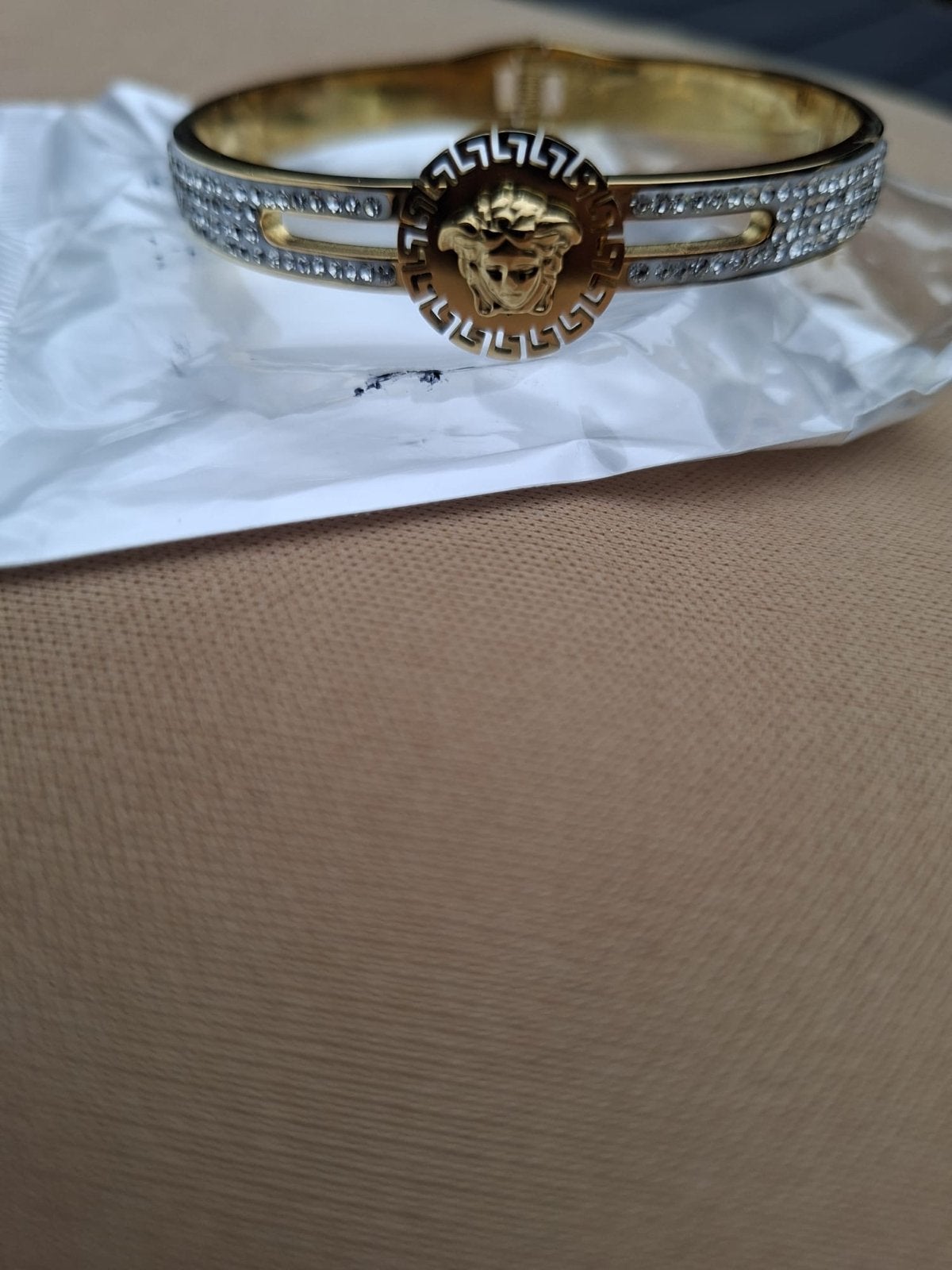 Gouden armband met strass en Medusa-hoofd, Overige materialen, Ophalen of Verzenden, Zo goed als nieuw, Goud