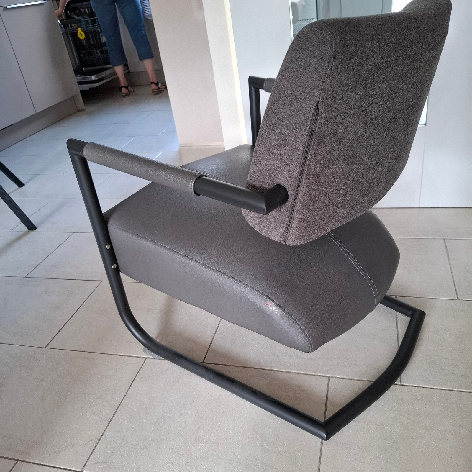 2x Comfortabele Xooon stoelen - Grijs met zwart metalen fram, Ophalen, Gebruikt, Twee, Modern, Industrieel