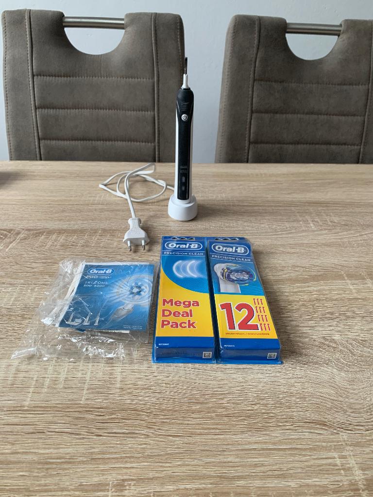 Elektrische tandenborstel 2 stuks van Oral B voor €50,00, Ophalen of Verzenden, Gebruikt, Tandenborstel