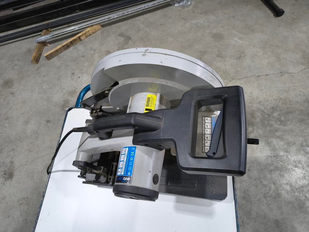 Evolution evosaw355 met div.zaagbladen., Doe-het-zelf en Verbouw, Gereedschap | Zaagmachines, Gebruikt, Afkortzaag, 1200 watt of meer
