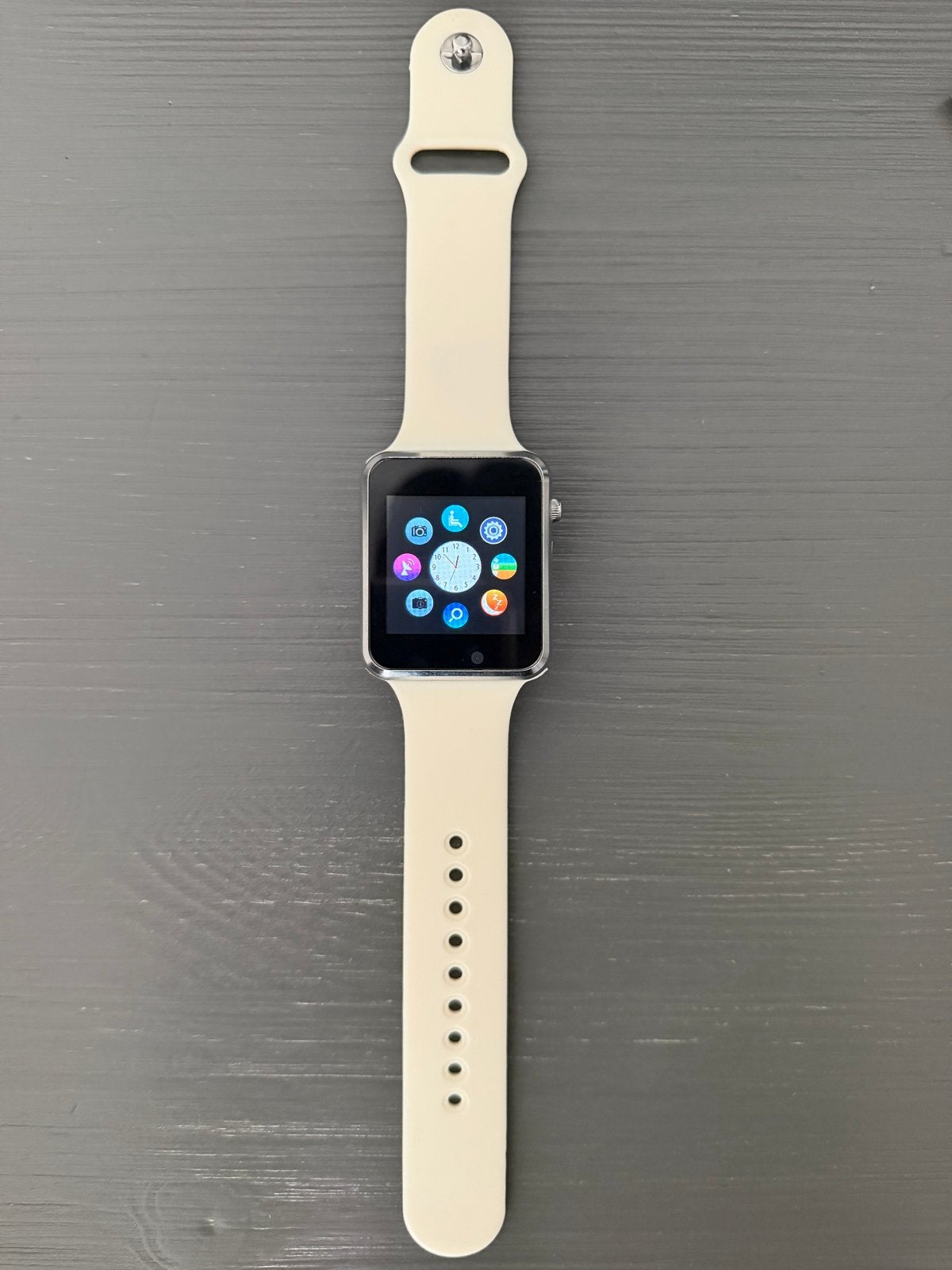 Smartwatch met crèmekleurige band en USB-oplader, Ophalen, Stappen, Zo goed als nieuw, Wit