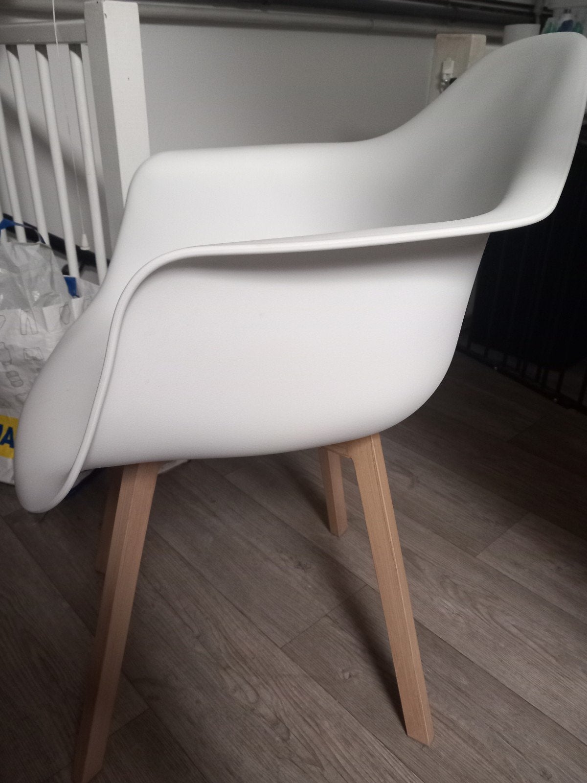 Gratis: 1 Witte kuipstoel met houten poten, Huis en Inrichting, Stoelen, Ophalen