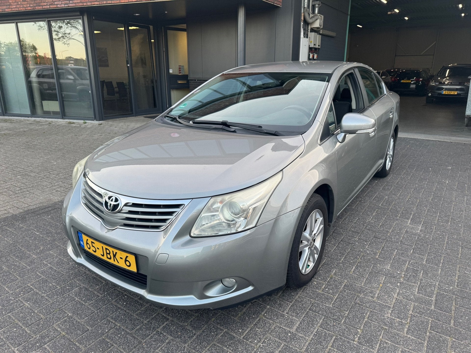 Toyota Avensis 1.8 VVTi Dynamic CLIMA CRUISE DEALER ONDERHOU, Auto's, Toyota, Voorwielaandrijving, Dealer onderhouden, 15 km/l