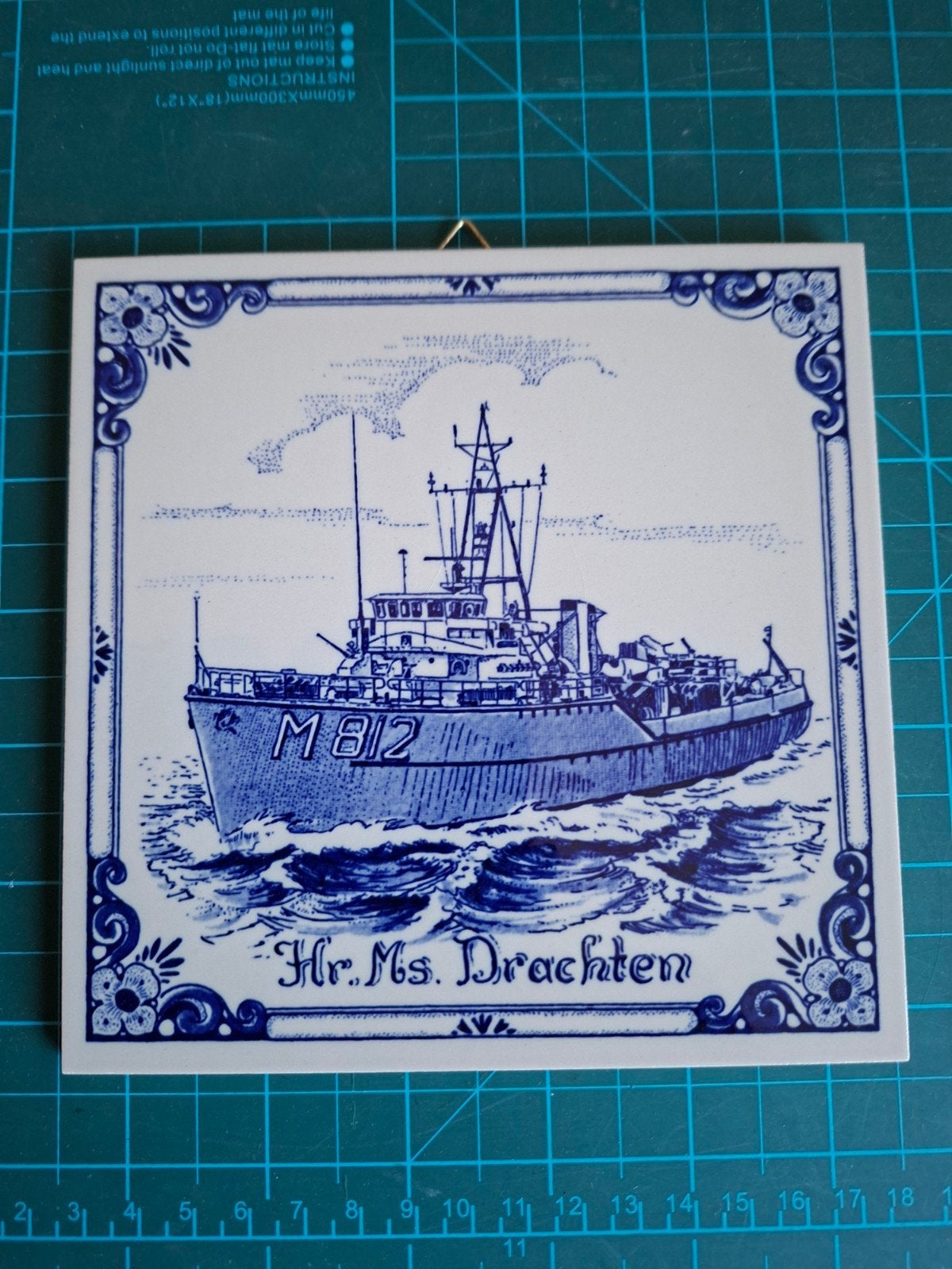 tegeltje, Marine schip M812 Hr. Ms. Drachten., Verzamelen, Militaria | Algemeen, Ophalen of Verzenden, Marine, Nederland, Overige typen