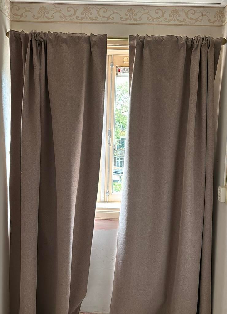 Beige gordijnen in twee delen van 140 cm bij 225 cm, Huis en Inrichting, Stoffering | Gordijnen en Lamellen, Zo goed als nieuw