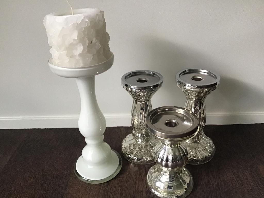 3 armeluizilveren kandelaars + 1 wit glazen kandelaar, Ophalen of Verzenden, Zo goed als nieuw