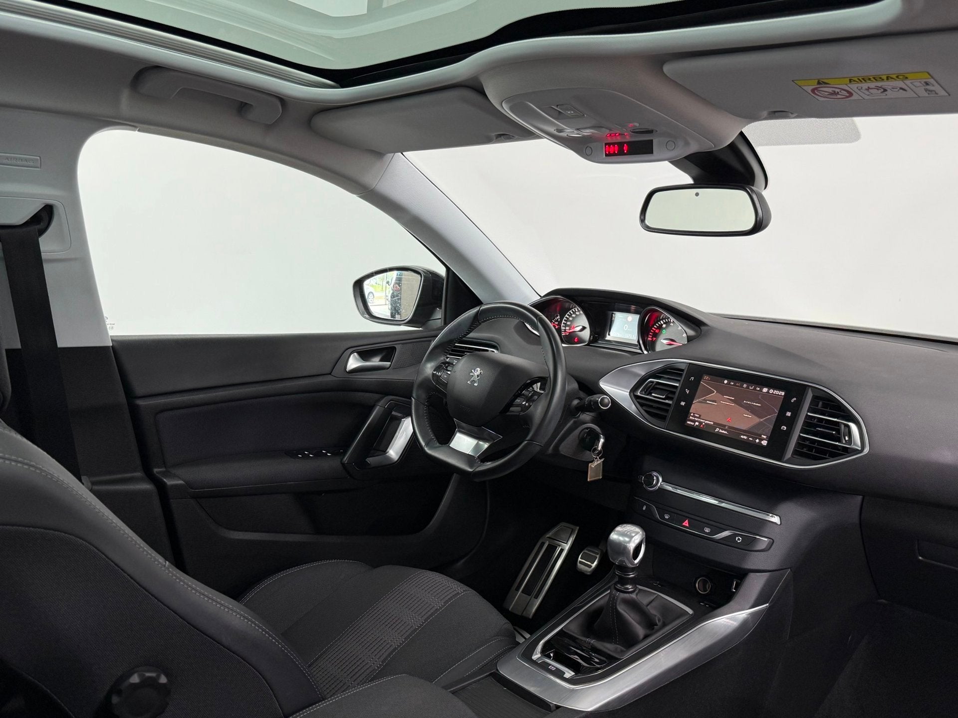 Peugeot 308 1.2 PureTech Allure Navi/Carplay/Pano, Auto's, Voorwielaandrijving, Dealer onderhouden, Gebruikt, Zwart