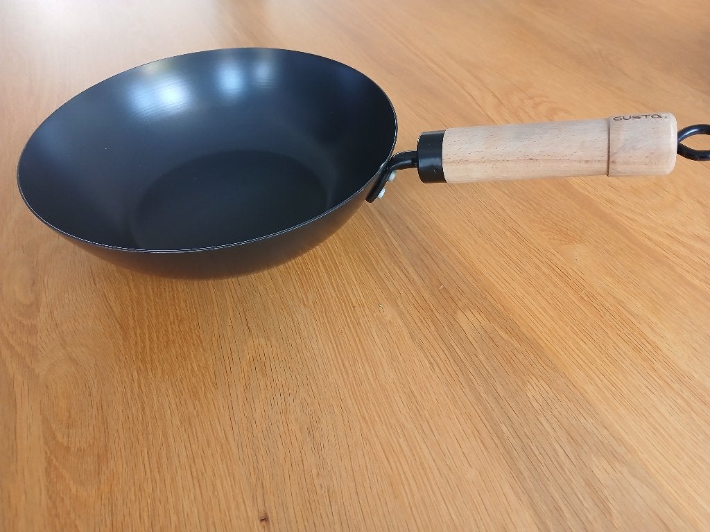 Te koop een nieuwe Gusta wokpan 24,5 cm met houten handvat., Ophalen, Overige materialen, Nieuw, Overige merken