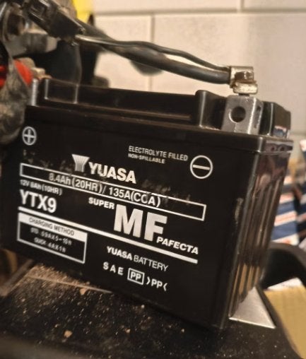 motor accu 12v 8.4Ah Yuasa YTX9  zeer goed & jong, Ophalen of Verzenden, Nieuw