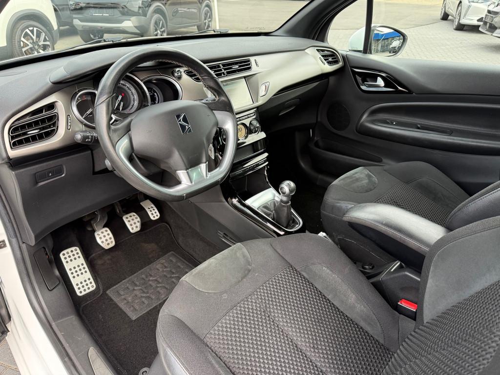 DS 3 1.2 PT SO CHIC NAVI ECC PACK PERFO CAMERA DAB+, Voorwielaandrijving, 1199 cc, 82 pk, Alcantara