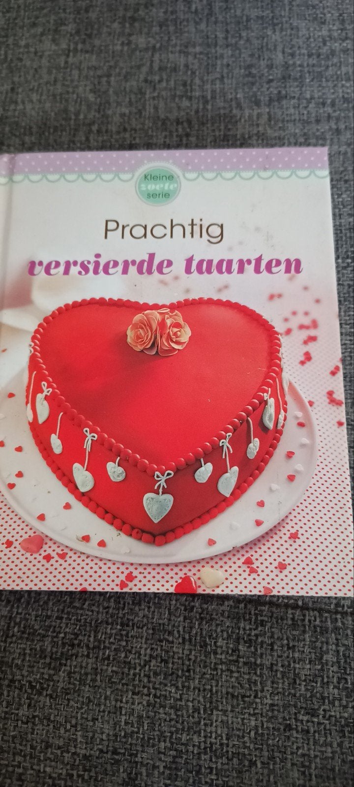 Prachtig versierde taarten, Ophalen of Verzenden, Zo goed als nieuw, Taarten, Boek of Tijdschrift