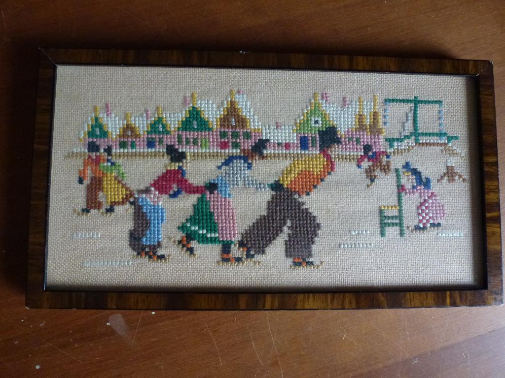 Heel oud geborduurd schilderijtje (schaatsen), Minder dan 50 cm, Ophalen of Verzenden, Zo goed als nieuw, Schilderij
