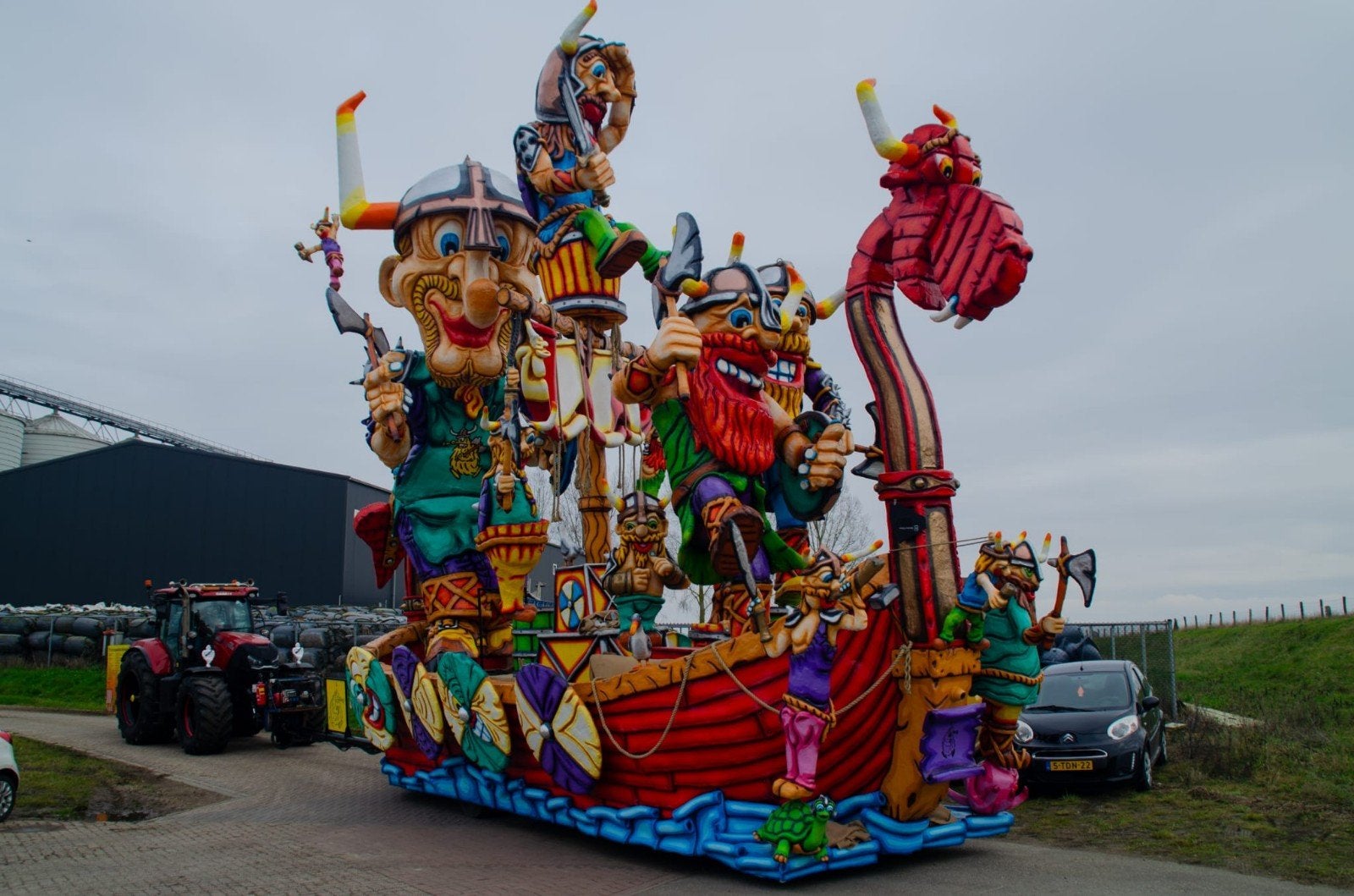 Carnavalswagen tekoop na carnaval 27, Ophalen, Zo goed als nieuw, Feestartikel, Carnaval