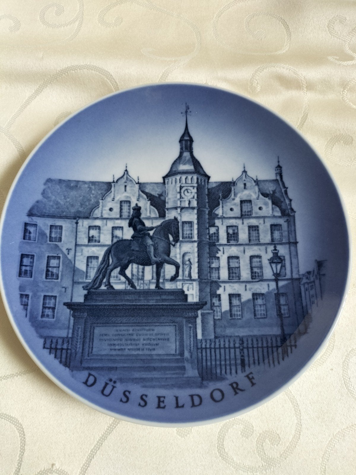 Royal Copenhagen Düsseldorf Jan Wellem en Raadhuis 18,5 cm, Antiek en Kunst, Antiek | Wandborden en Tegels, Ophalen of Verzenden