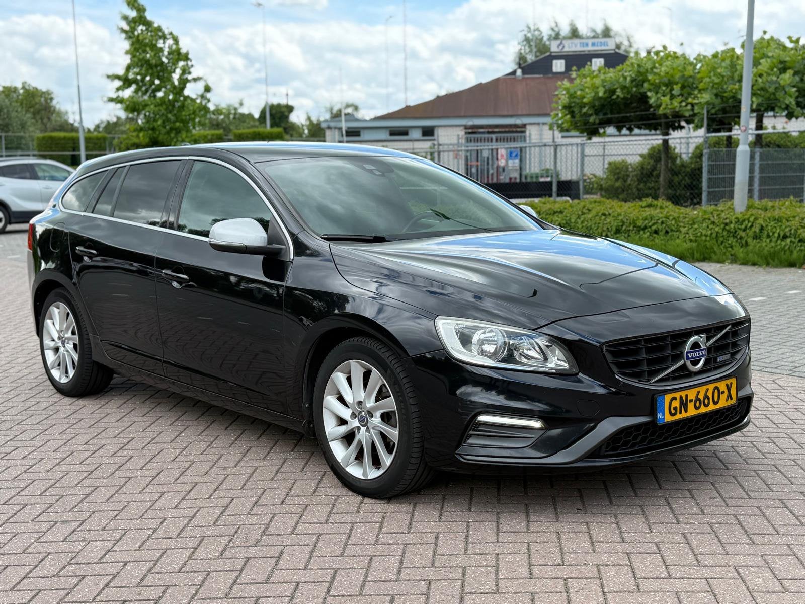 Volvo V60 D2|R-DESIGN|Chipped|Powershift|Automaat|2015 Zwart, 4 cilinders, Zwart, Origineel Nederlands, Diesel