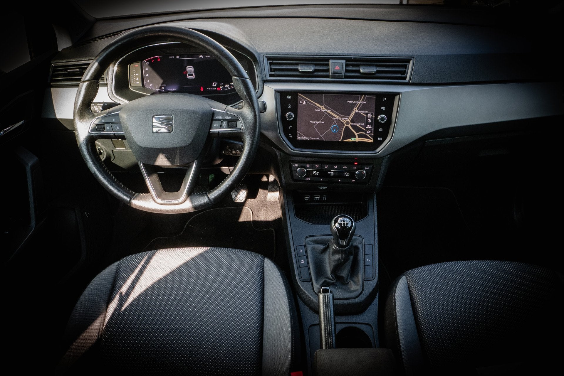 SEAT Ibiza 1.0 TSI Style Business Intense Trekhaak/ Camera/, Voorwielaandrijving, Stof, Met garantie (alle), Origineel Nederlands