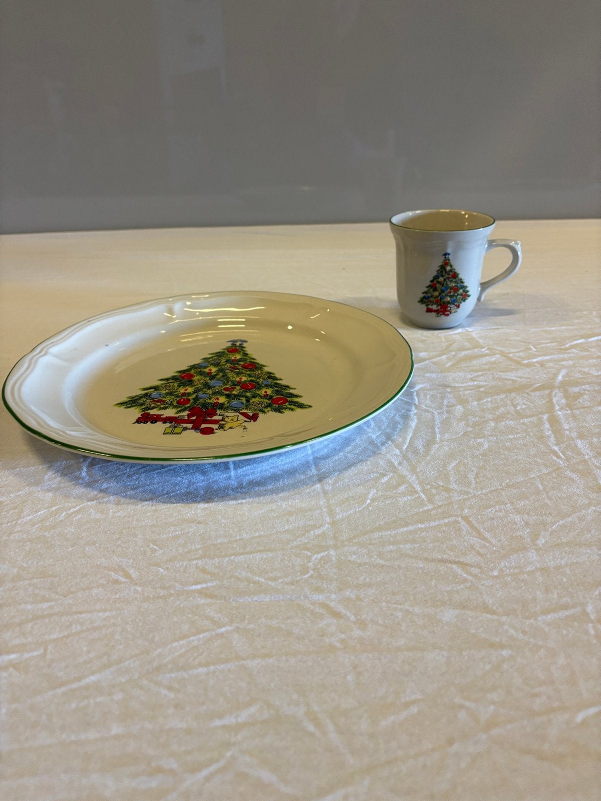 Vintage kerstservies: bord en mok met kerstboom, Huis en Inrichting, Gebruikt, Keramiek, Vintage, Ophalen of Verzenden