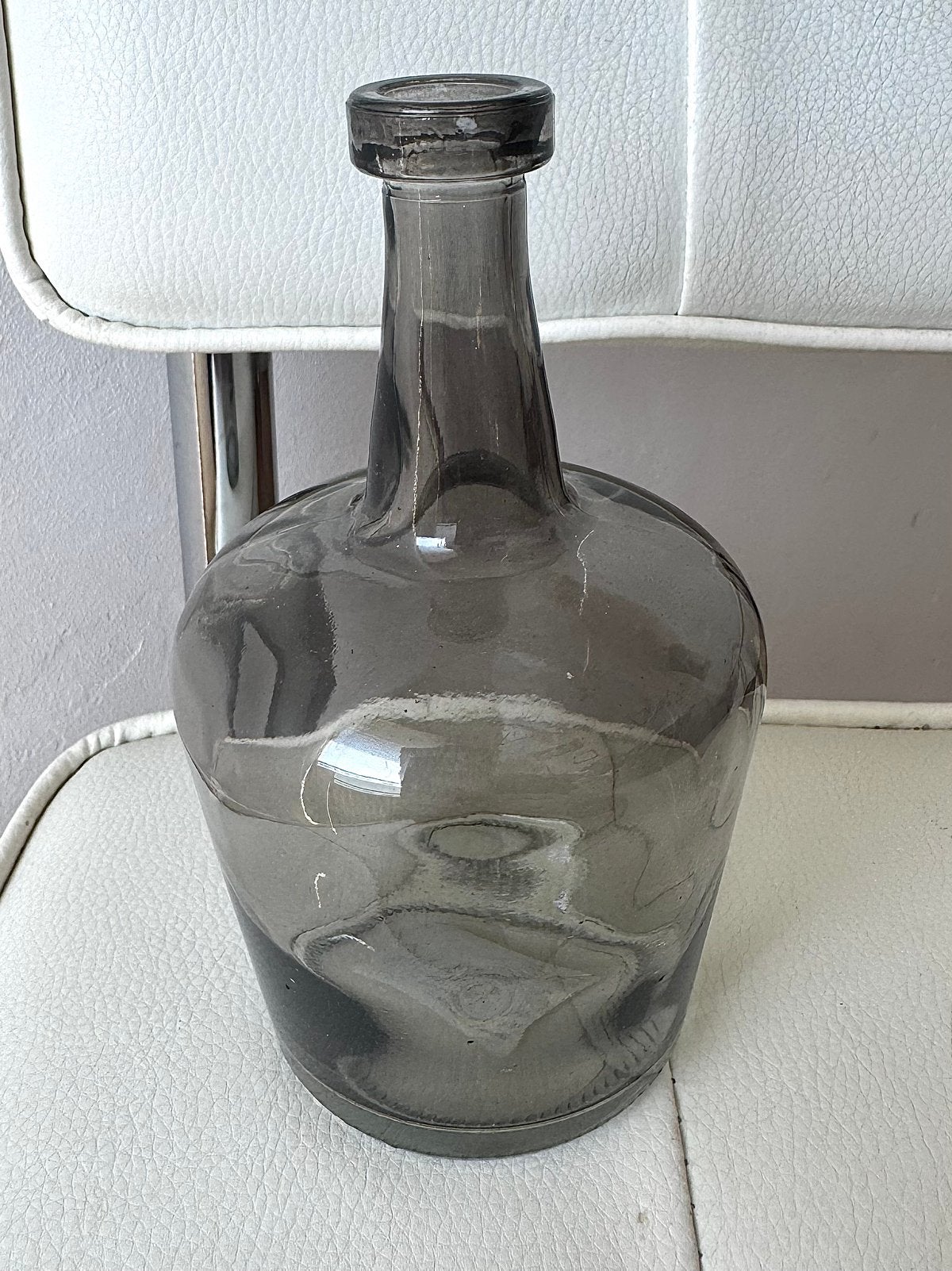 Klein schattig vaasje smokey grey, Gebruikt, Verzenden, Glas, Geschikt voor droogbloemen