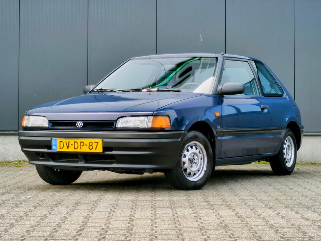 Mazda 323 1.6I 90PK AUTOMAAT ORIGINEEL NL 4X NIEUWE BANDEN, Stof, 40 €/maand, 4 cilinders, Origineel Nederlands