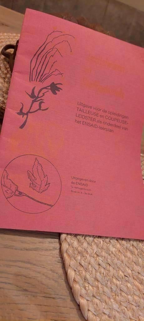 OUD OPLEIDING BOEKJE TEXTIELWAREN -STOFFEN KENNIS -COUPEUSE, Ophalen of Verzenden