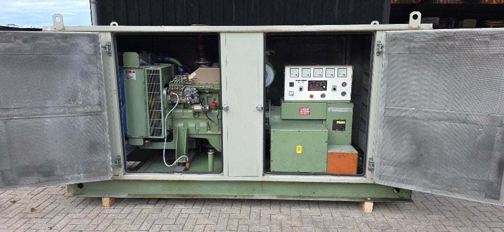 135 kVA Cummins silent aggregaat, Doe-het-zelf en Verbouw, Ophalen, Gebruikt, 30 kVA of meer, Dieselolie
