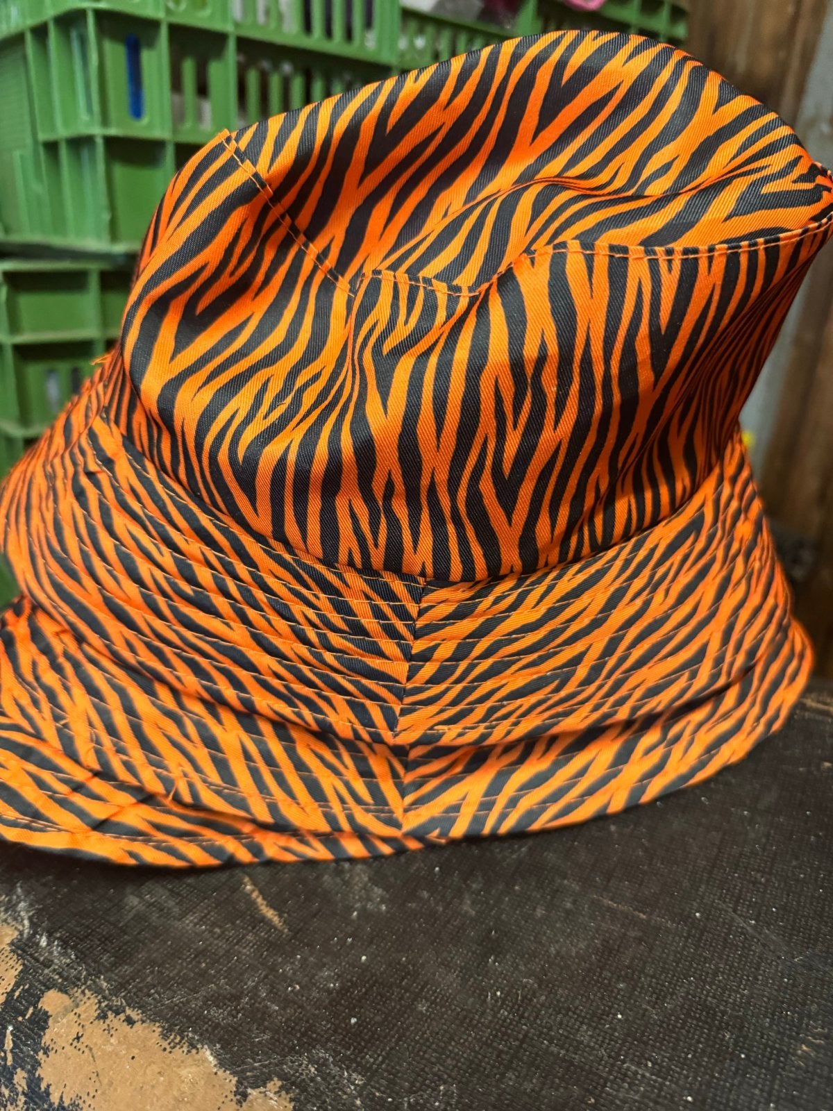 Opvallende Oranje Zwart Tijgerprint Bucket Hat, Ophalen of Verzenden, Zo goed als nieuw, One size fits all, Hoed