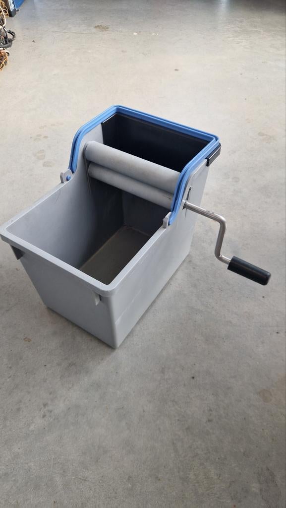 Emmer met handwringer (Numatic), Ophalen