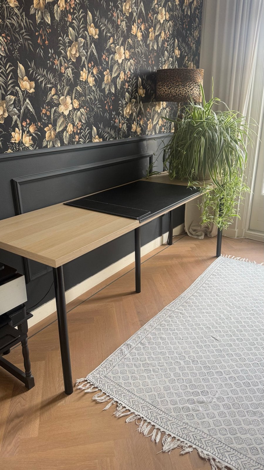 IKEA Modern bureau met houten blad en metalen poten, Overige typen, Hout, Bruin, Ophalen of Verzenden