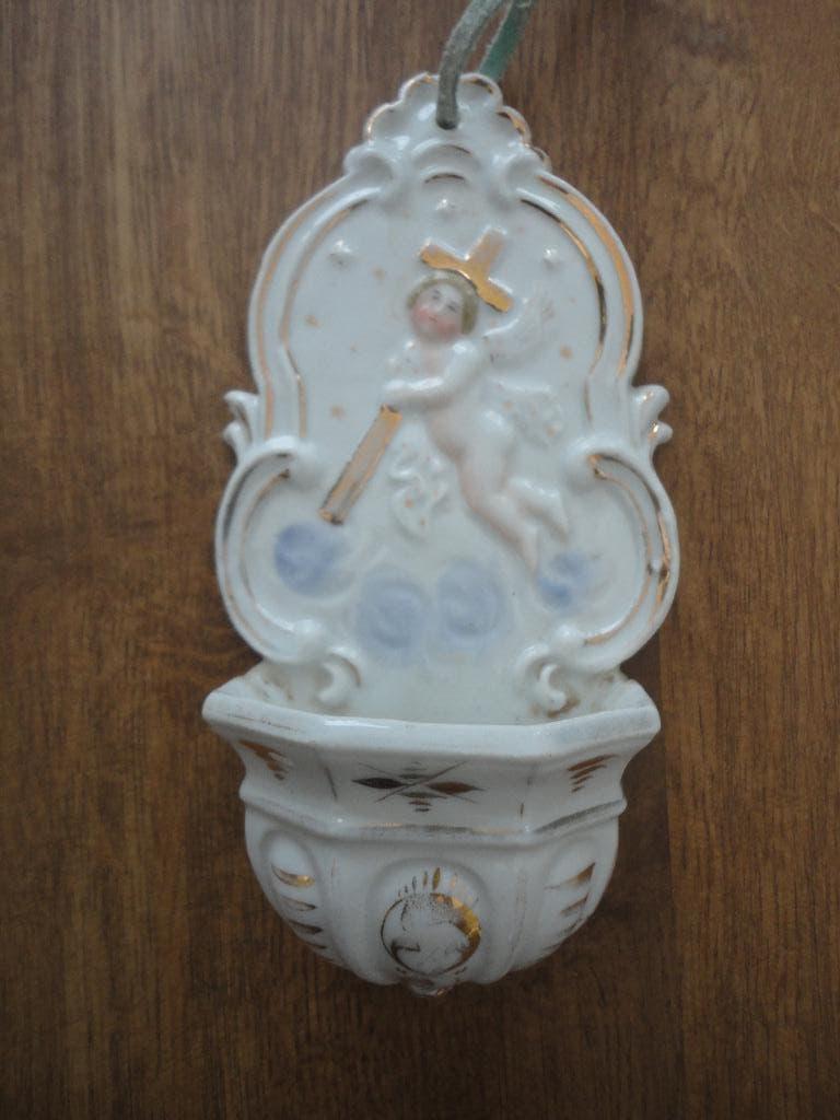 Oud wijwaterbakje engel met gouden kruis, porselein, Antiek en Kunst, Antiek | Religie, Ophalen of Verzenden