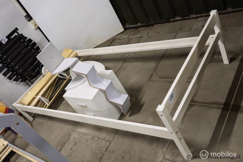 Online Veiling: Ledikant incl. lattenbodem, kast & wandpl...