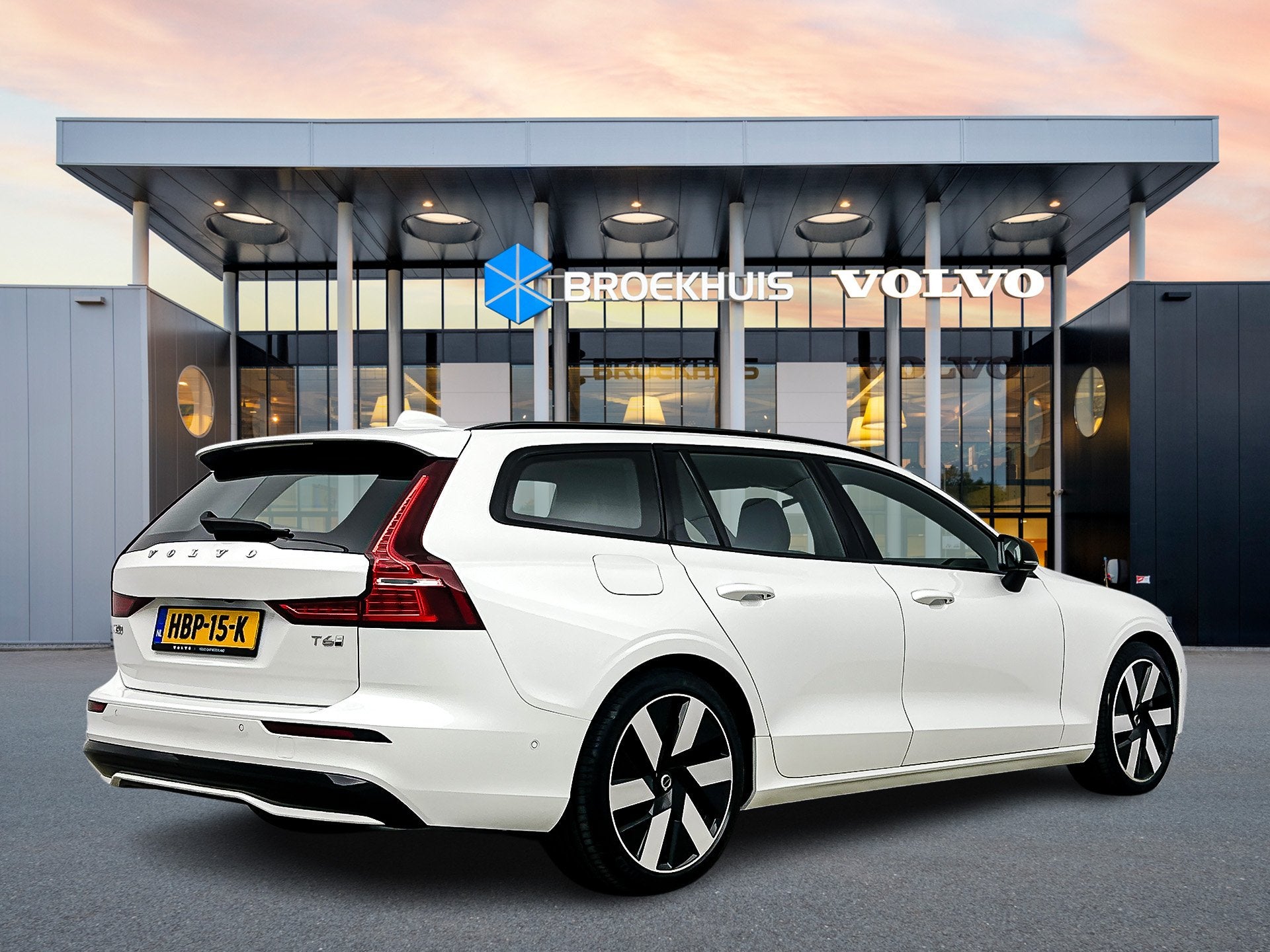 Volvo V60 T6 Recharge Ultra Dark, Auto's, Gebruikt, Euro 6, 4 cilinders, 24 maanden