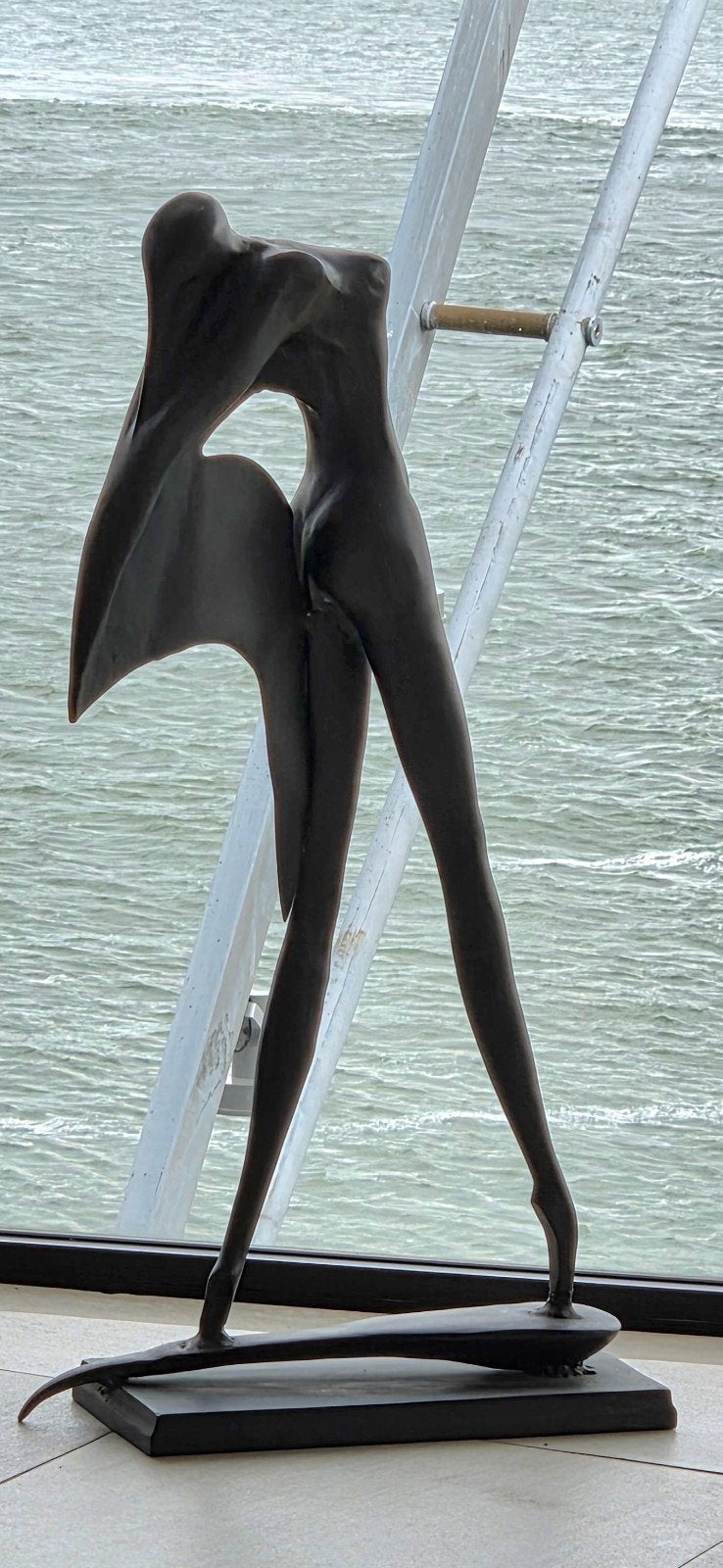 Abstracte sculptuur van een vrouwelijk figuur, Ophalen, 50 - 100 cm, Zwart, Op sokkel