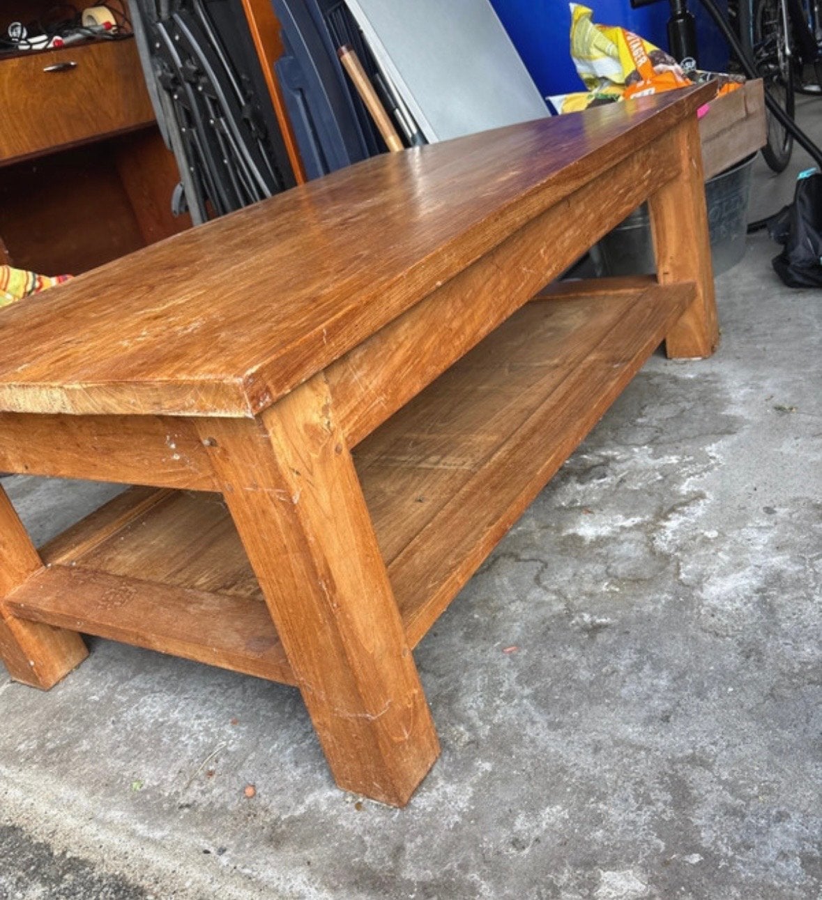 Robuuste houten salontafel met lade en opbergplank, Huis en Inrichting, Tafels | Salontafels, Ophalen, 50 – 75, Gebruikt, 50 tot 100 cm