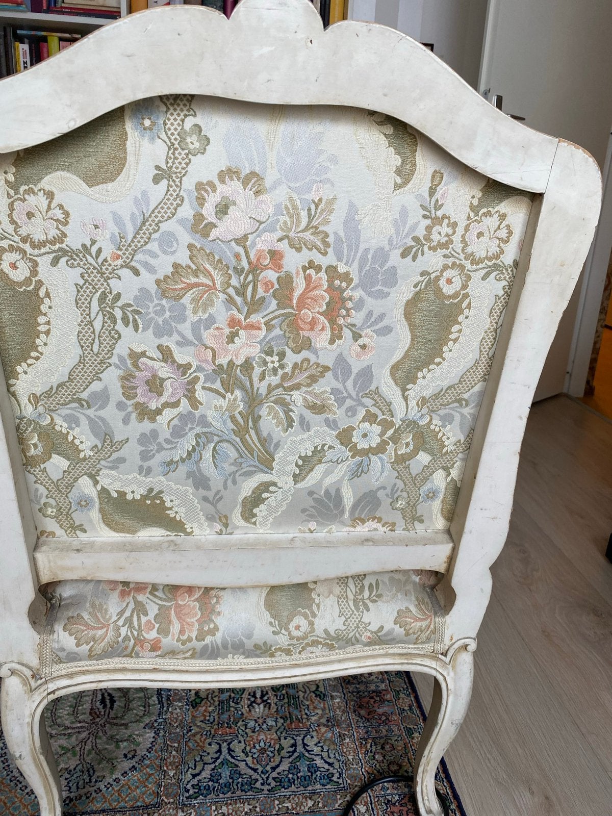 Antieke Franse fauteuil met bloemenpatroon, Antiek en Kunst, Antiek | Meubels | Stoelen en Banken, Ophalen