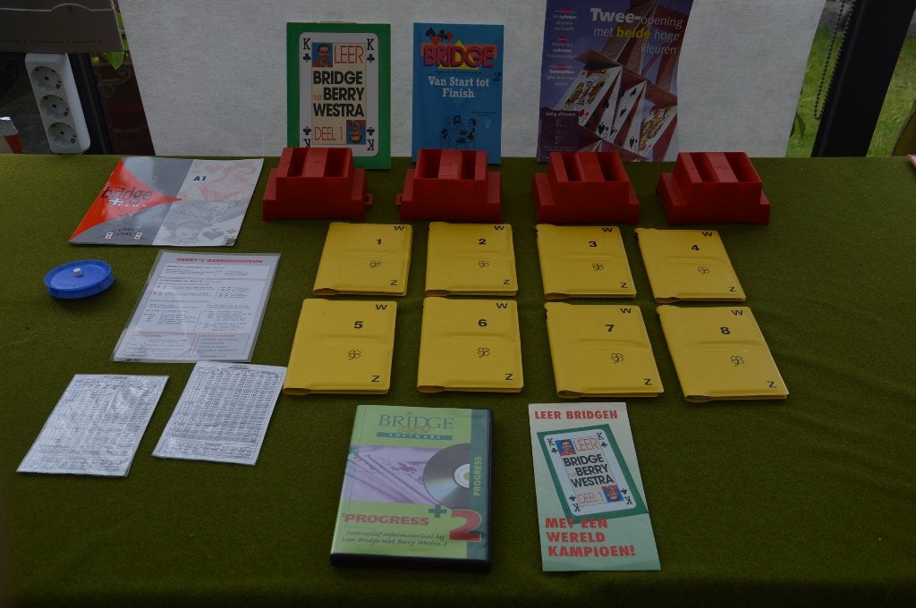 4 rode Bridge bidding/ biedboxen met kaartmapjes en boeken, Een of twee spelers, Ophalen of Verzenden, Gebruikt, Jannersten Forlag